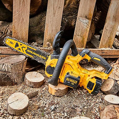 Dewalt DCM565P2 18v XR 30cm Cordless Chainsaw Brushless - 2 X 5.0ah Batteries 4 Dewalt DCM565P2 18v XR 30cm Cordless Chainsaw Brushless - 2 X 5.0ah Batteries - Image 4